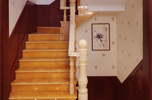 肃州中式别墅室内汉白玉石楼梯的定制安装装饰效果